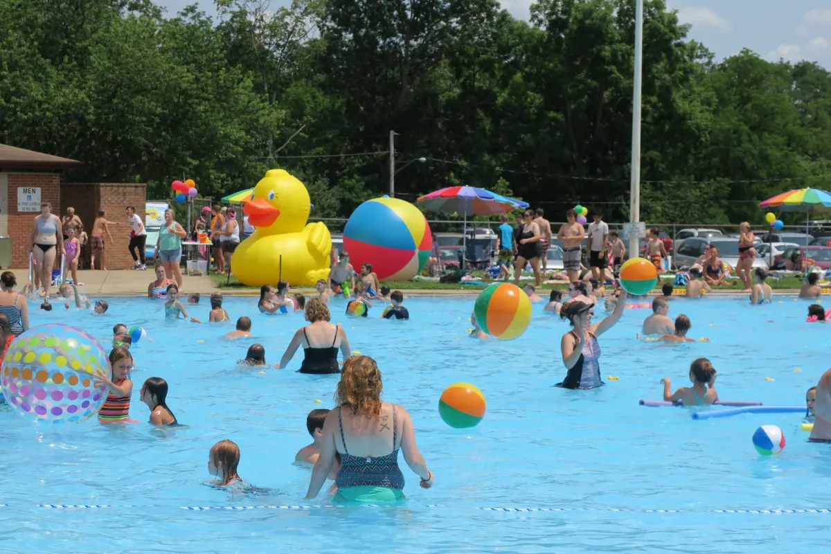 families and children playing in brookside pool in ashland ohio